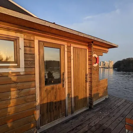 Hausboot Mit Hottub In * Berlin